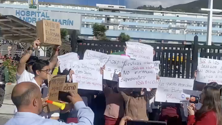 'Es algo injusto': médicos del HCAM en Quito realizaron un plantón por la separación de tres internistas