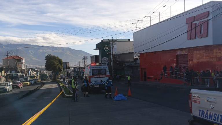 Caupicho, sur de Quito: una persona murió atropellada por un bus interprovincial