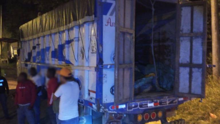 Medio centenar de personas agreden con palos y piedras a policías durante operativo contra la minería ilegal en Ibarra