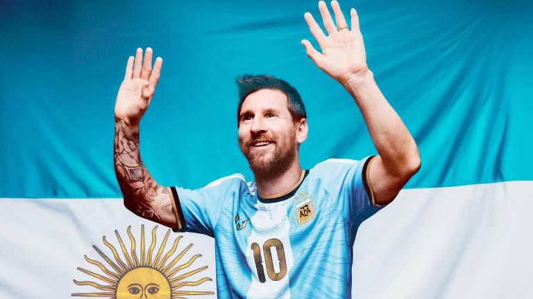 Lionel Messi luciendo la camiseta que usará en su partido de despedida con la selección argentina.