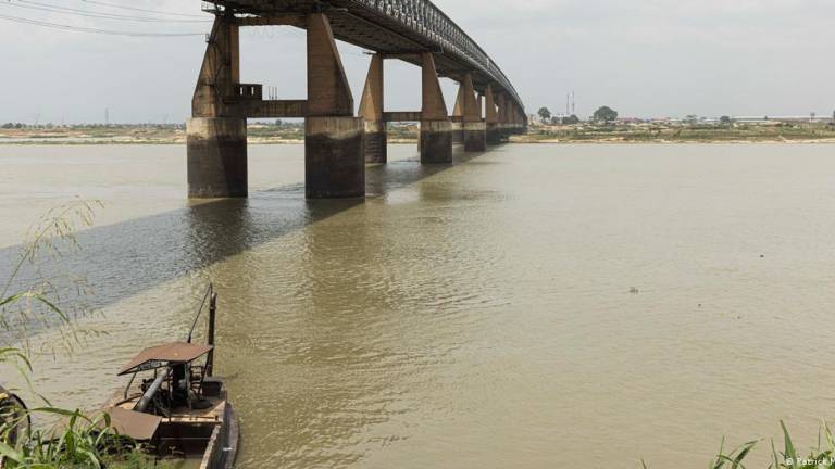 Más de 100 muertos en Nigeria por naufragio de barco en un río