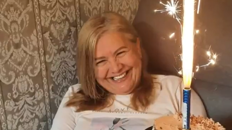 Colombiana celebra que morirá por eutanasia dentro de 5 días