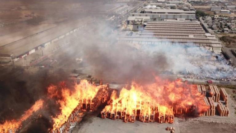 Bomberos trabajan 24 horas para apagar incendio en fábrica de cartón en Durán