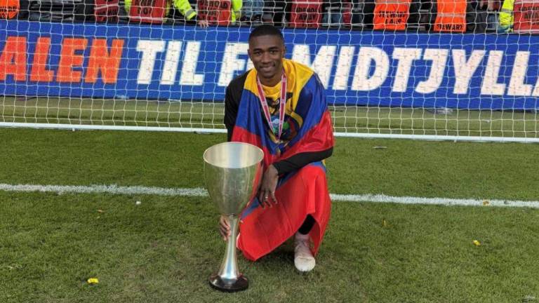 Denil Castillo junto al trofeo de la Copa de Dinamarca.