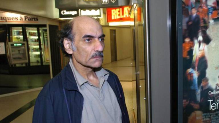 Muere en un aeropuerto de París el refugiado iraní que inspiró “La Terminal”
