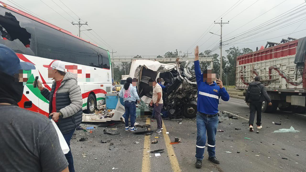 Fatal choque entre bus, camión de Tuti y automóvil en Tambillo: hay un fallecido