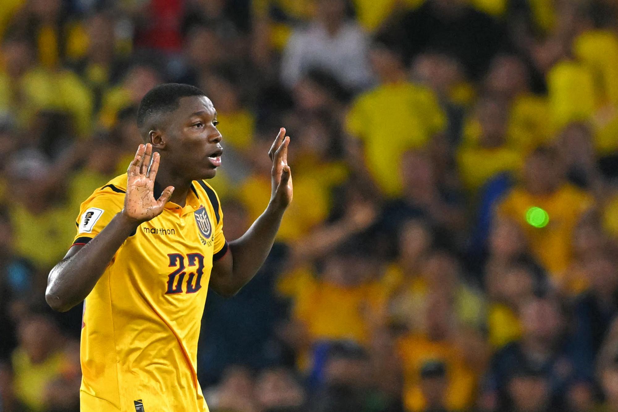 Moisés Caicedo expulsado 