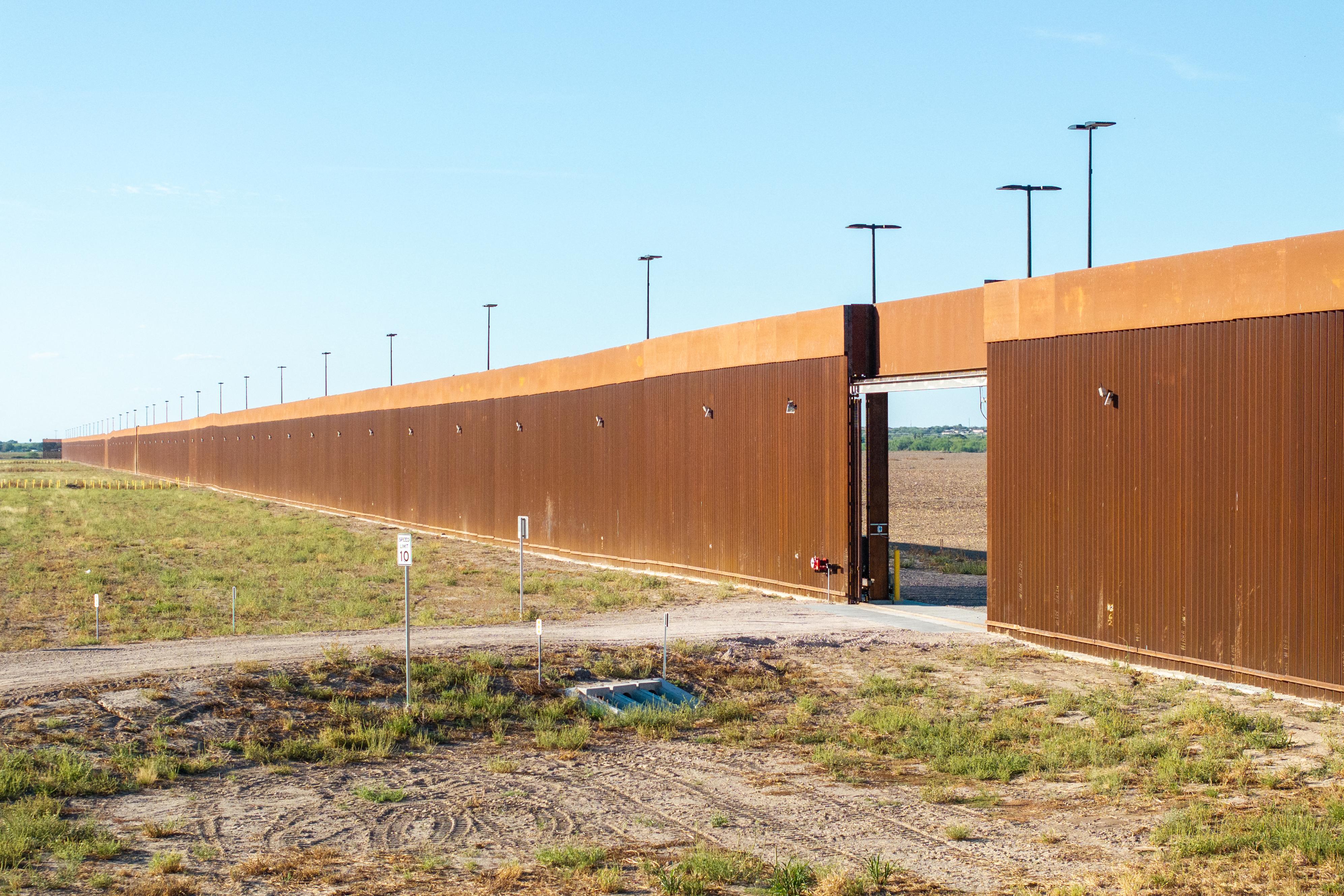 Trump pide a la Corte Suprema autorización para reanudar la construcción del muro fronterizo con México