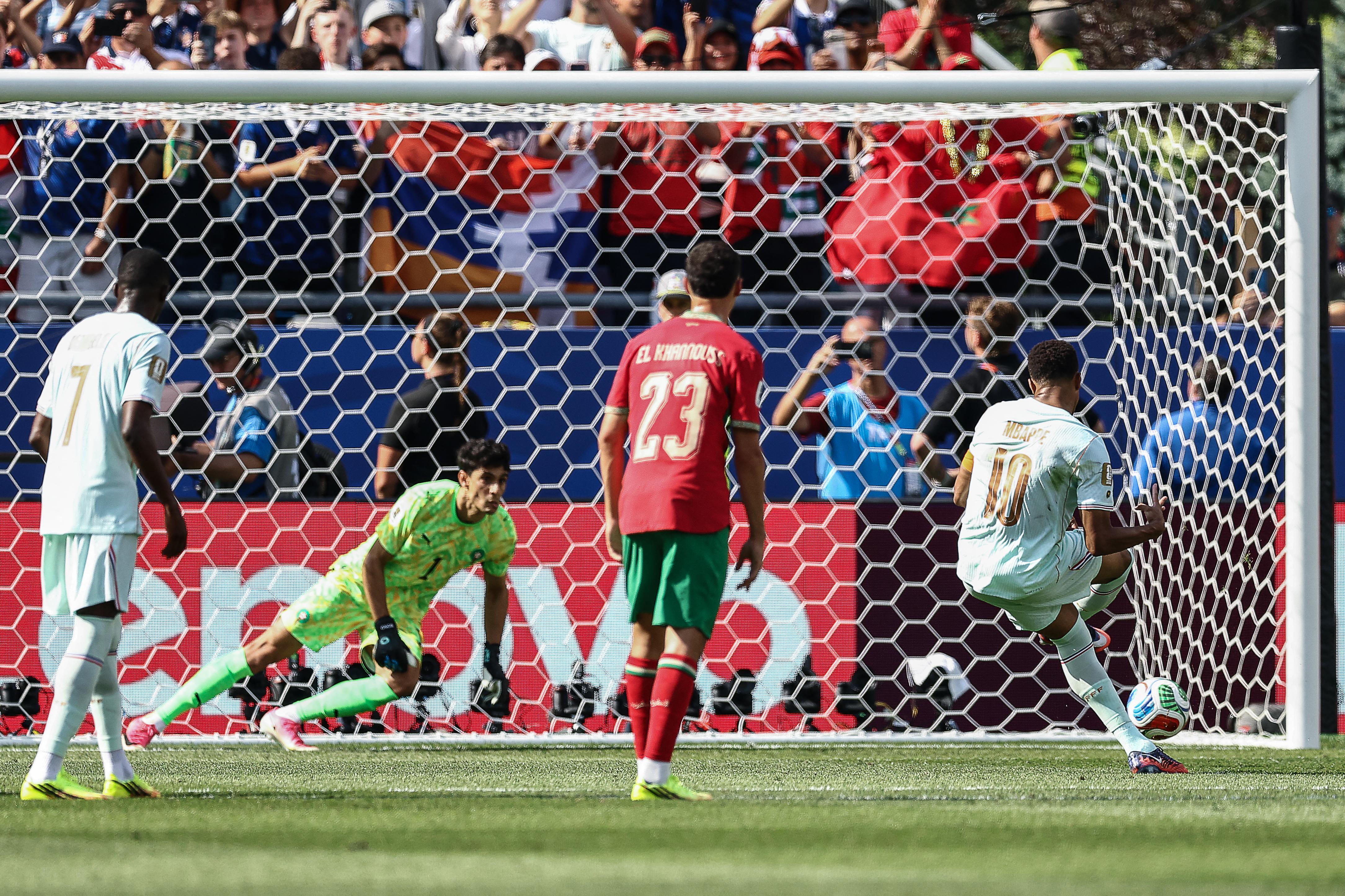 ¡Bono atajó el penal!