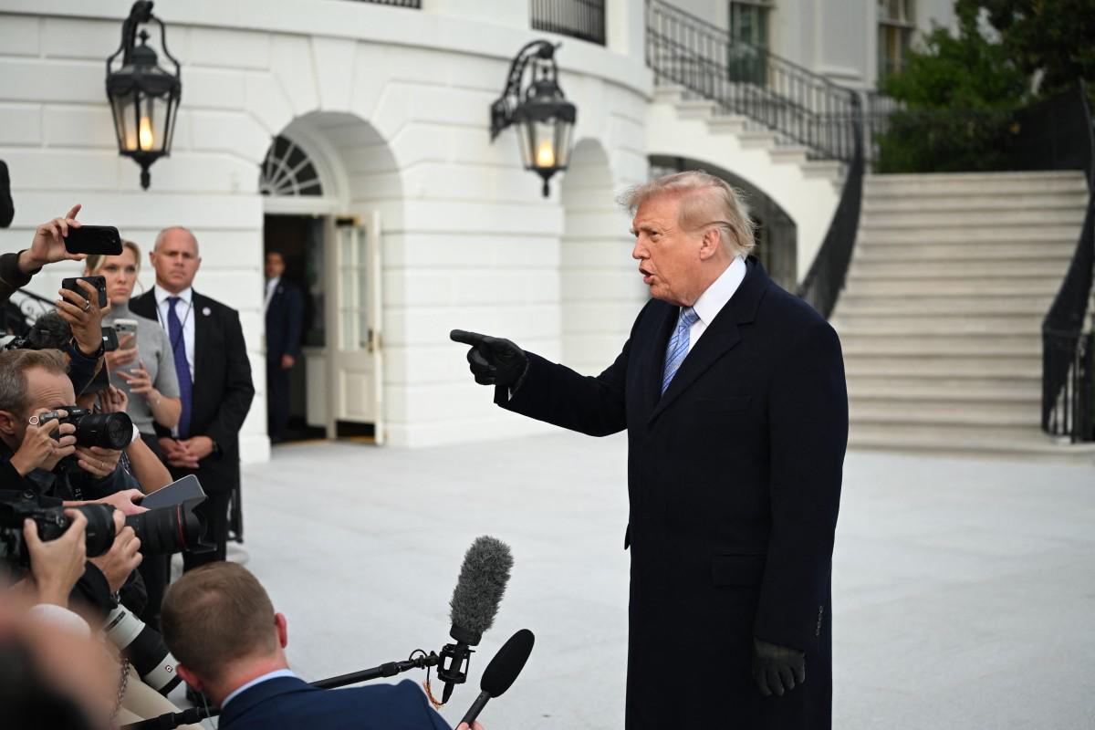 Juez ordena a la Casa Blanca restituir el acceso a CNN, MS NOW y Politico, pero Trump mantiene el veto