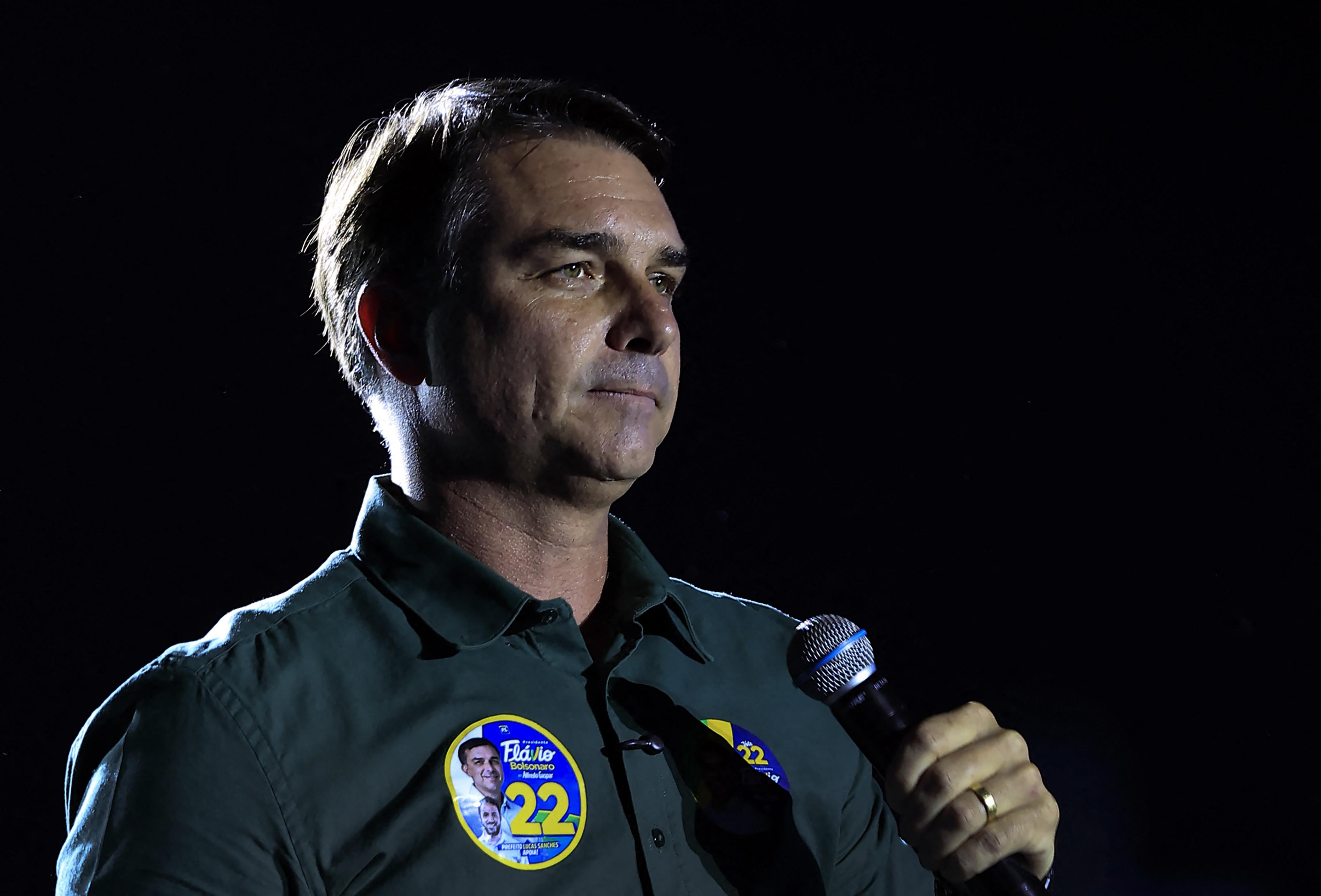 Flávio Bolsonaro llega a EE.UU. tras desafiar orden judicial que le impedía salir de Brasil