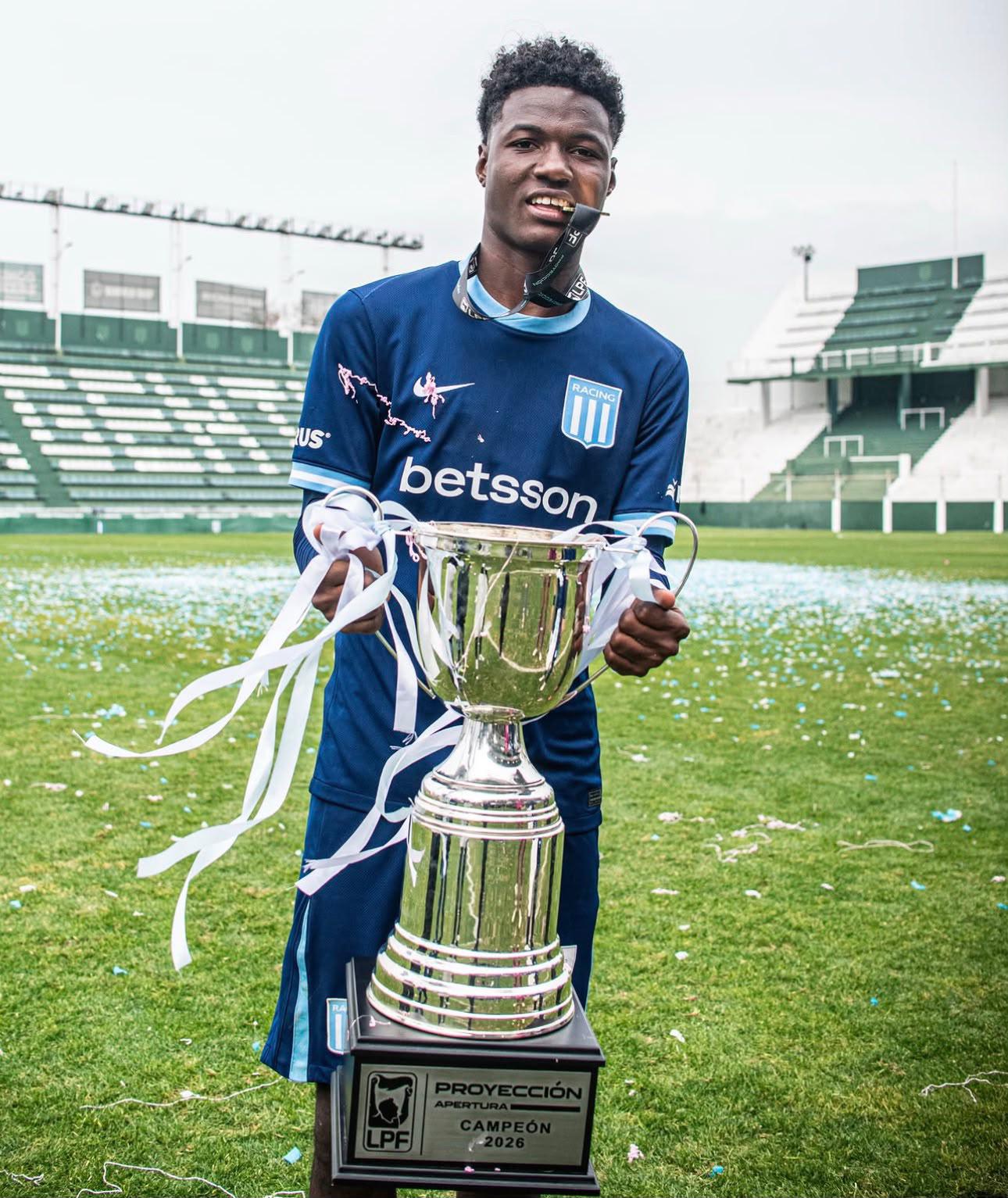 Alberto Campo se acerca a su debut profesional: Racing convoca por primera vez al ecuatoriano de 19 años