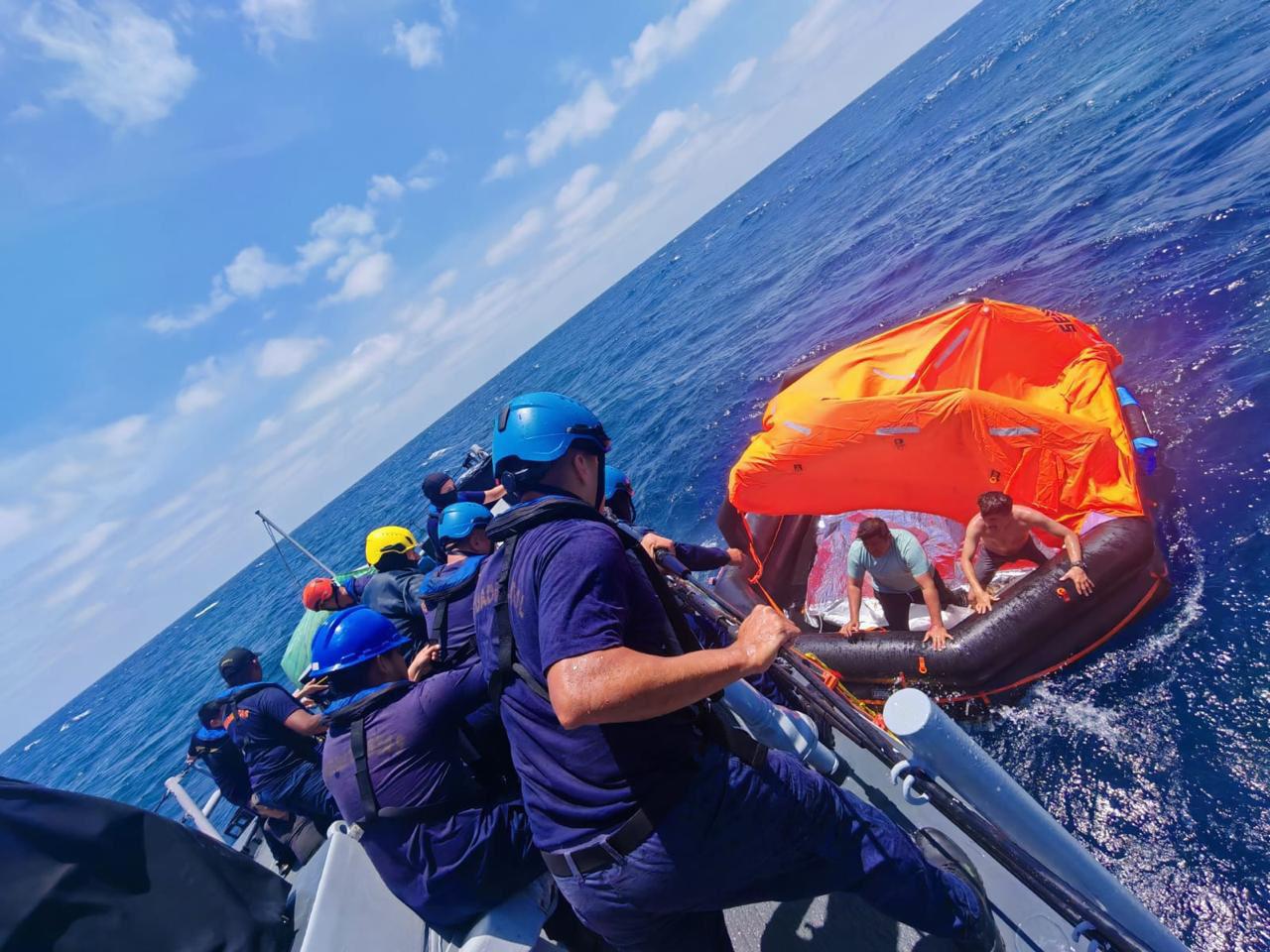 Naufragio en Santa Elena: 14 tripulantes siguen desaparecidos y la Armada intensifica su búsqueda