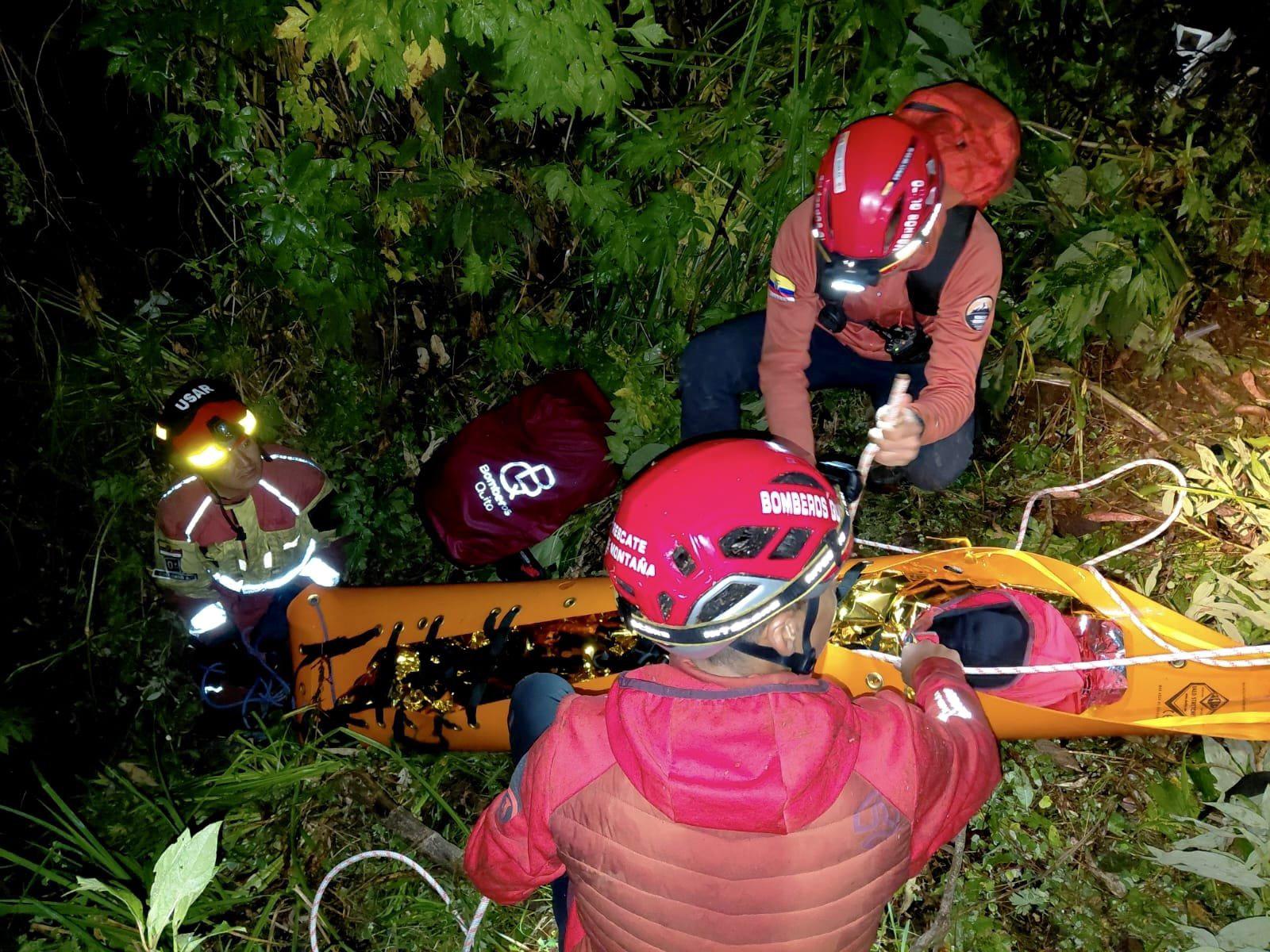 Bomberos rescatan a 12 niños y cinco adultos que se perdieron en el volcán Pichincha