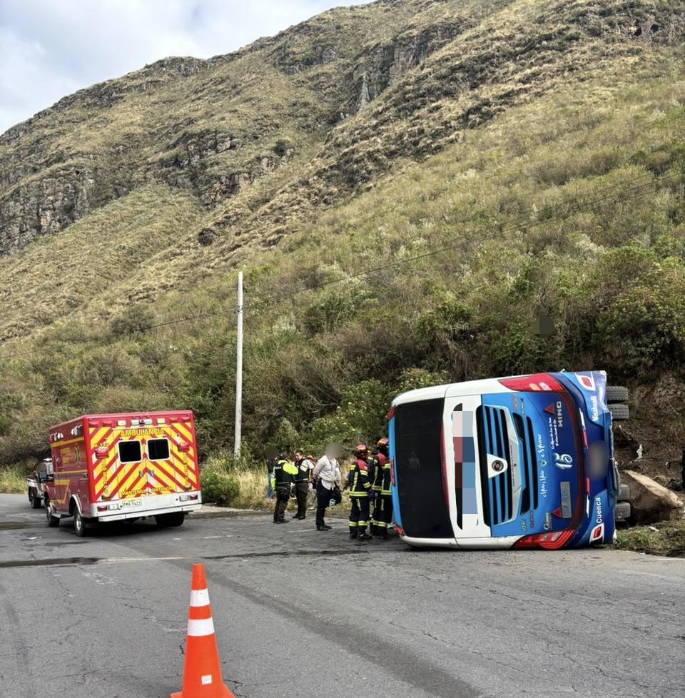 Volcamiento de un bus interprovincial en la vía Quito-Papallacta deja 11 heridos