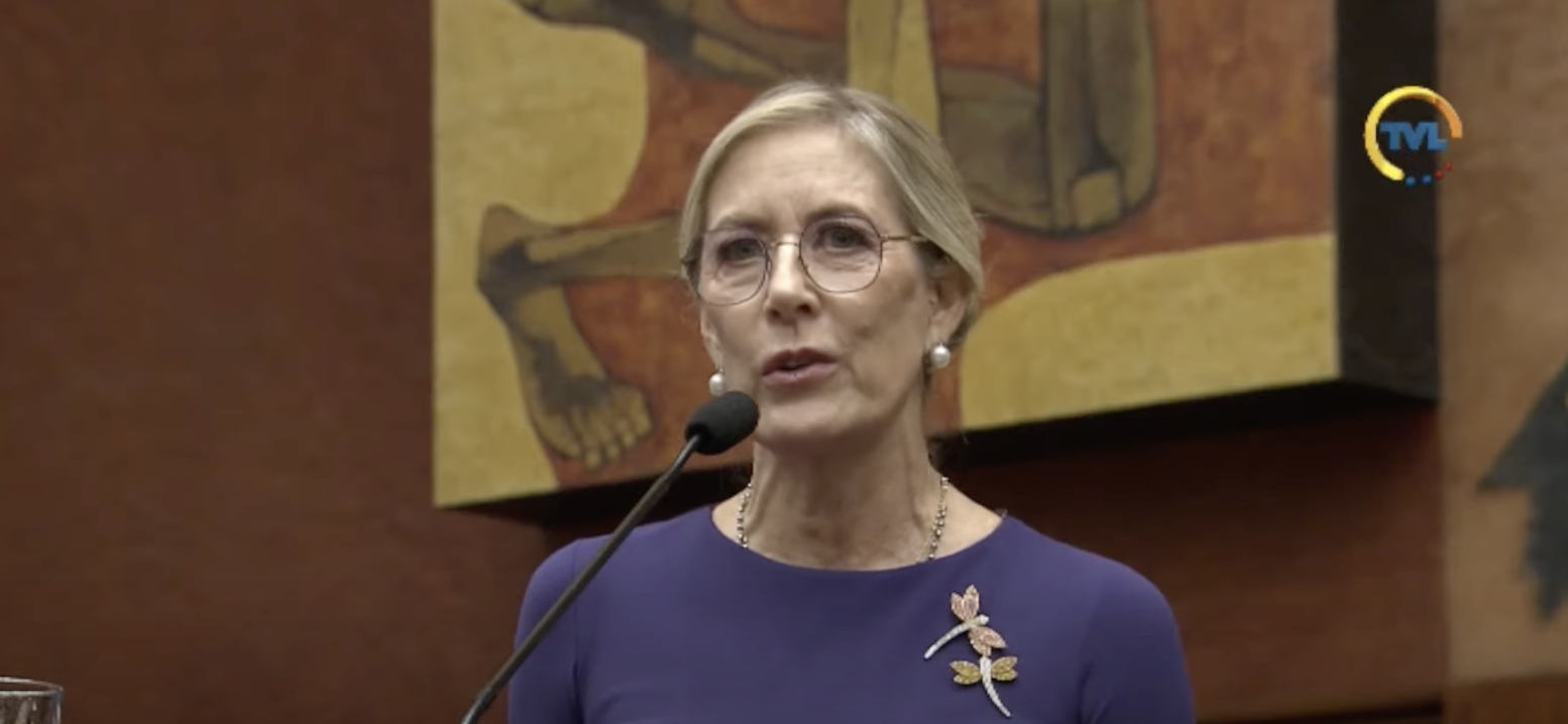 Primeras palabras de Annabella Azin