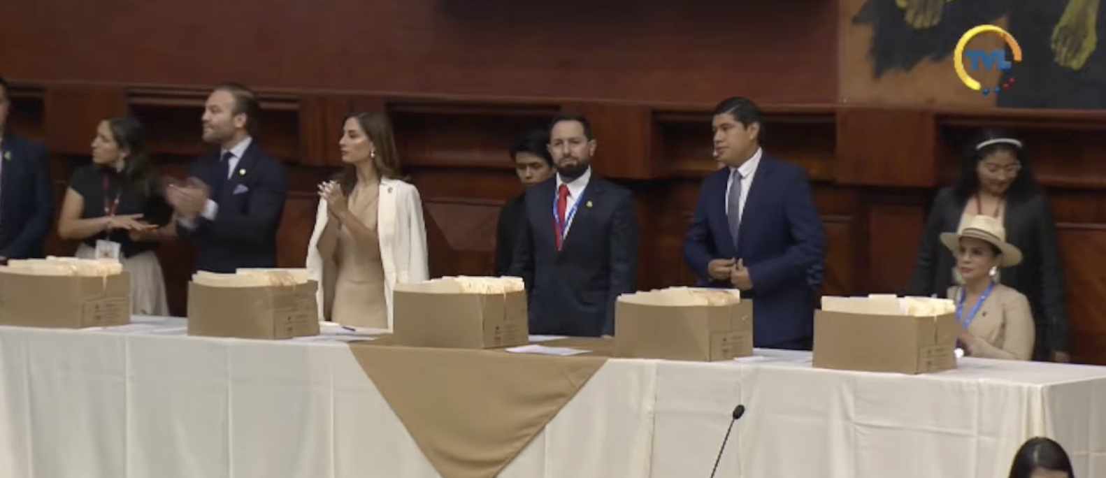 Revisan documentos de asambleístas 