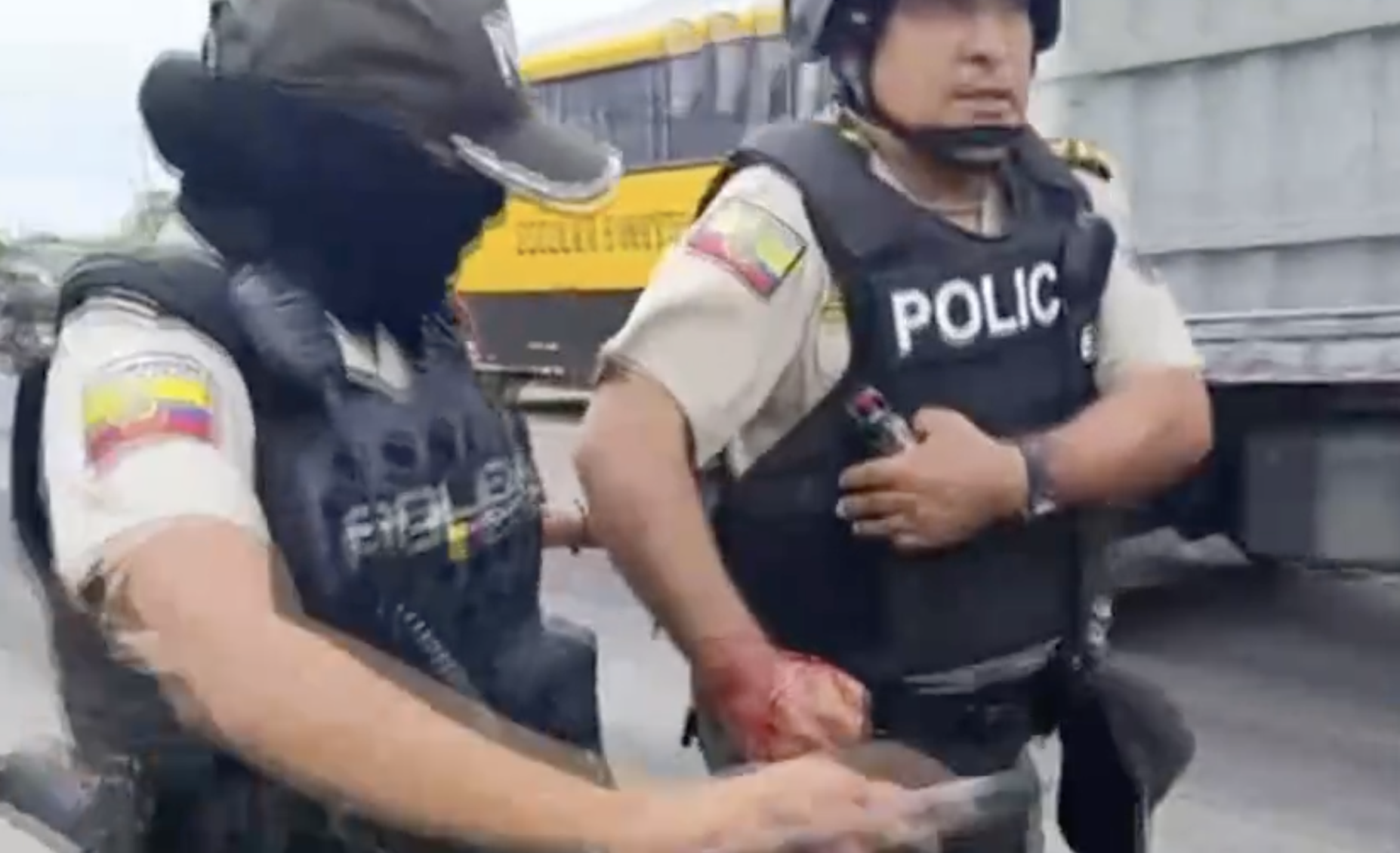 Policía atacado con machete 