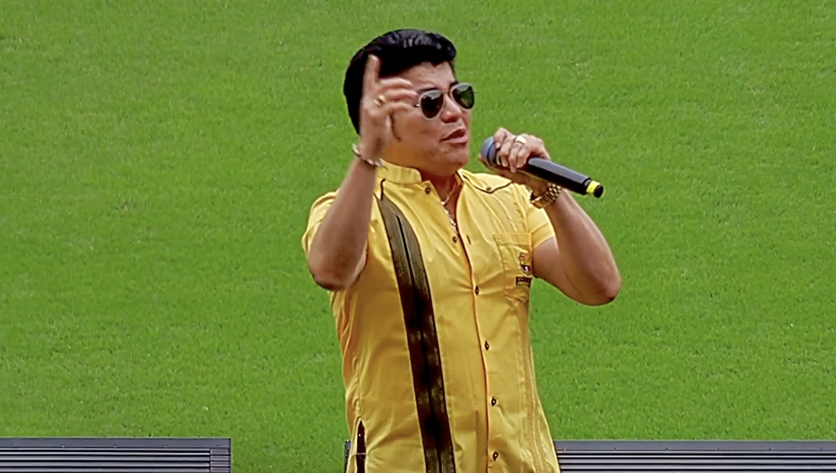 Canta Gerardo Morán 