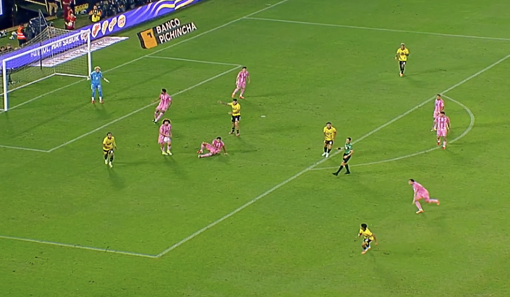 Primera jugada clara del Barcelona SC