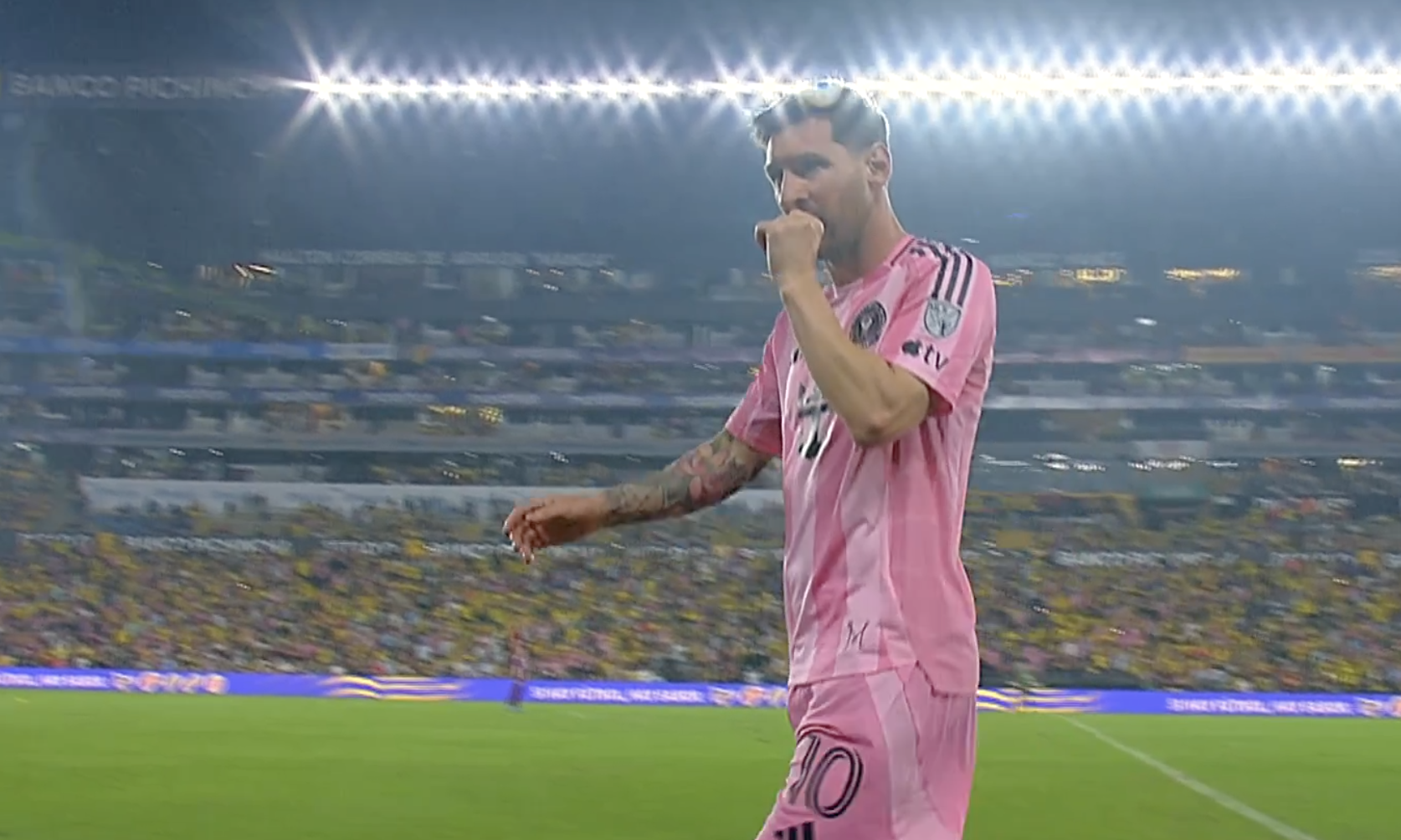 Salió Messi e ingresó Luis Suárez 