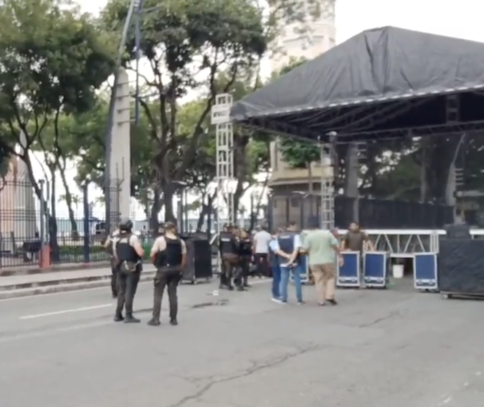 Ordenan retirar tarima a favor de Aquiles Alvarez.