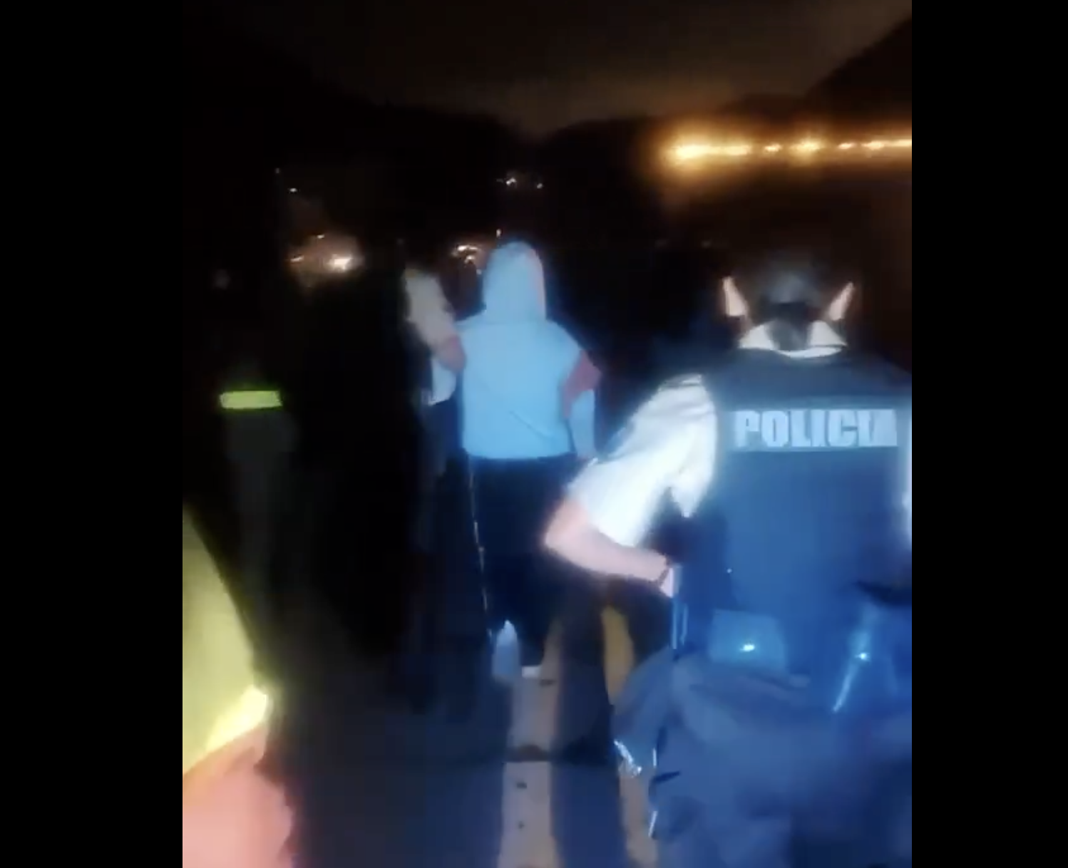 Quito: policías rescatan a una mujer de 29 años y evitan tragedia en el puente de Guayllabamba
