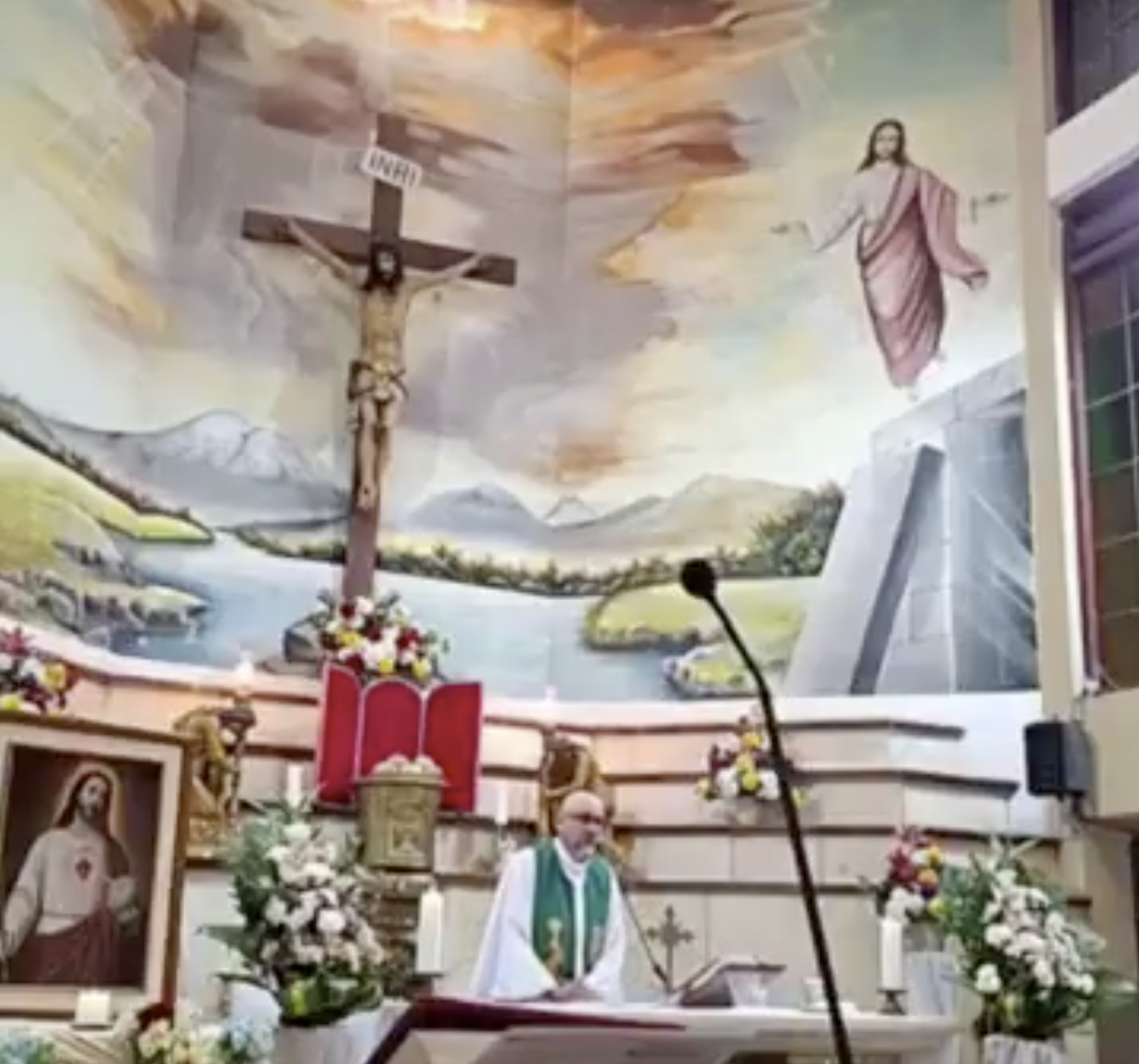 Sacerdote muere tras caerle una cruz durante una misa en Guayaquil; la Arquidiócesis confirmó su fallecimiento