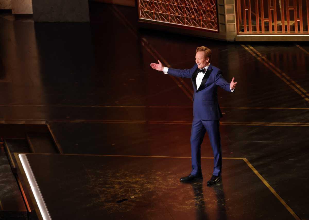 Conan O’Brien abre los Oscar 2026 con humor, referencias al cine del año y bromas sobre la actualidad