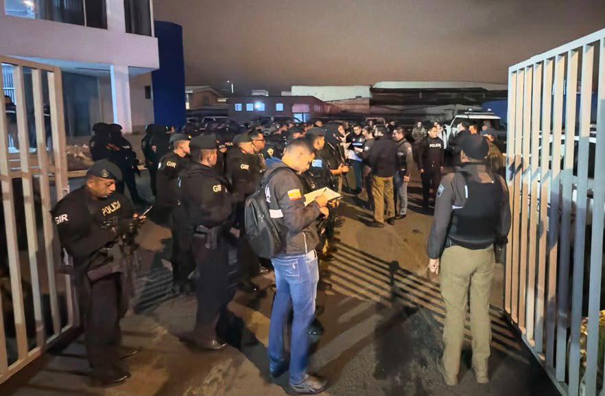 Fiscalía allana viviendas y oficinas de exfuncionarios del Municipio de Cuenca por presunto peculado