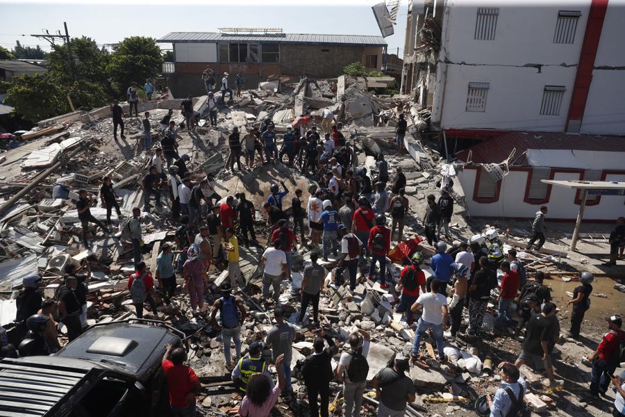 Colombia declara "desastre nacional" por terremoto y la cifra de muertos se eleva a 80