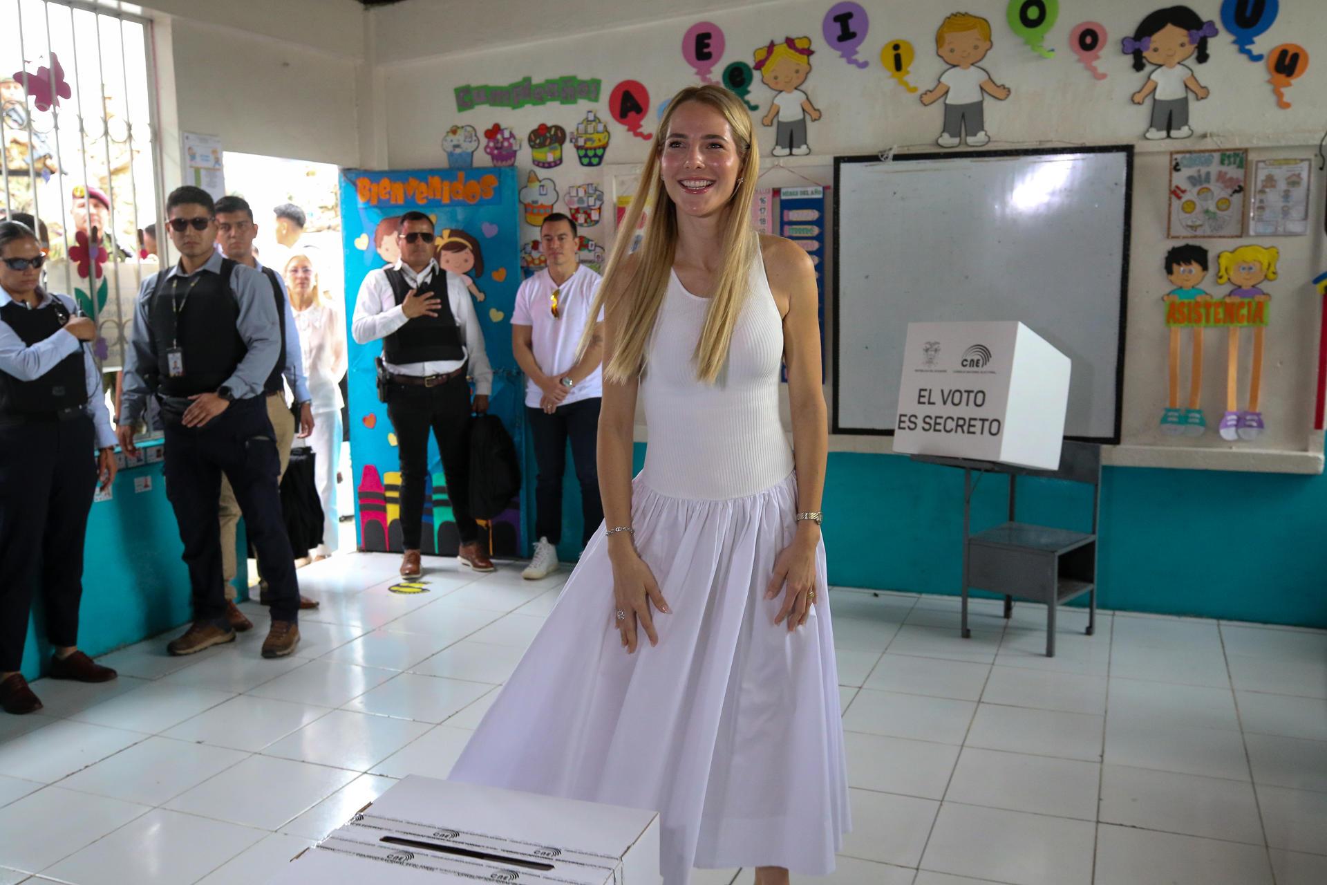 Lavinia Valbonesi ejerce su derecho al voto