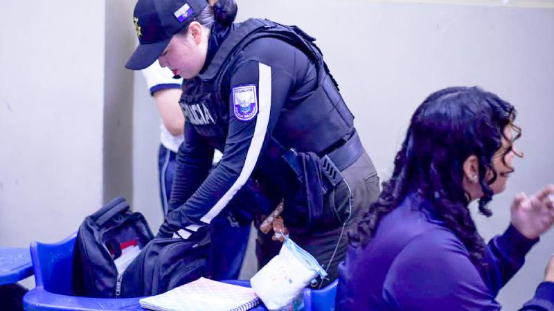 Hallan drogas y pastillas psicotrópicas durante operativo en colegio de Guayaquil
