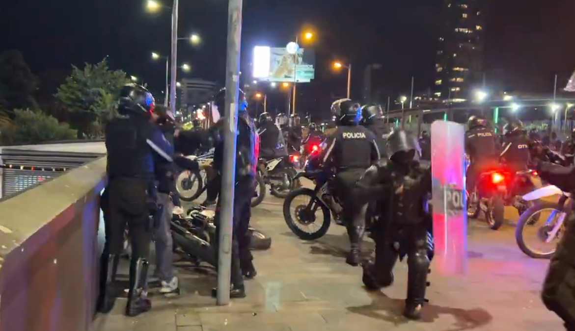 Enfrentamientos entre policías y manifestantes en la avenida Amazonas