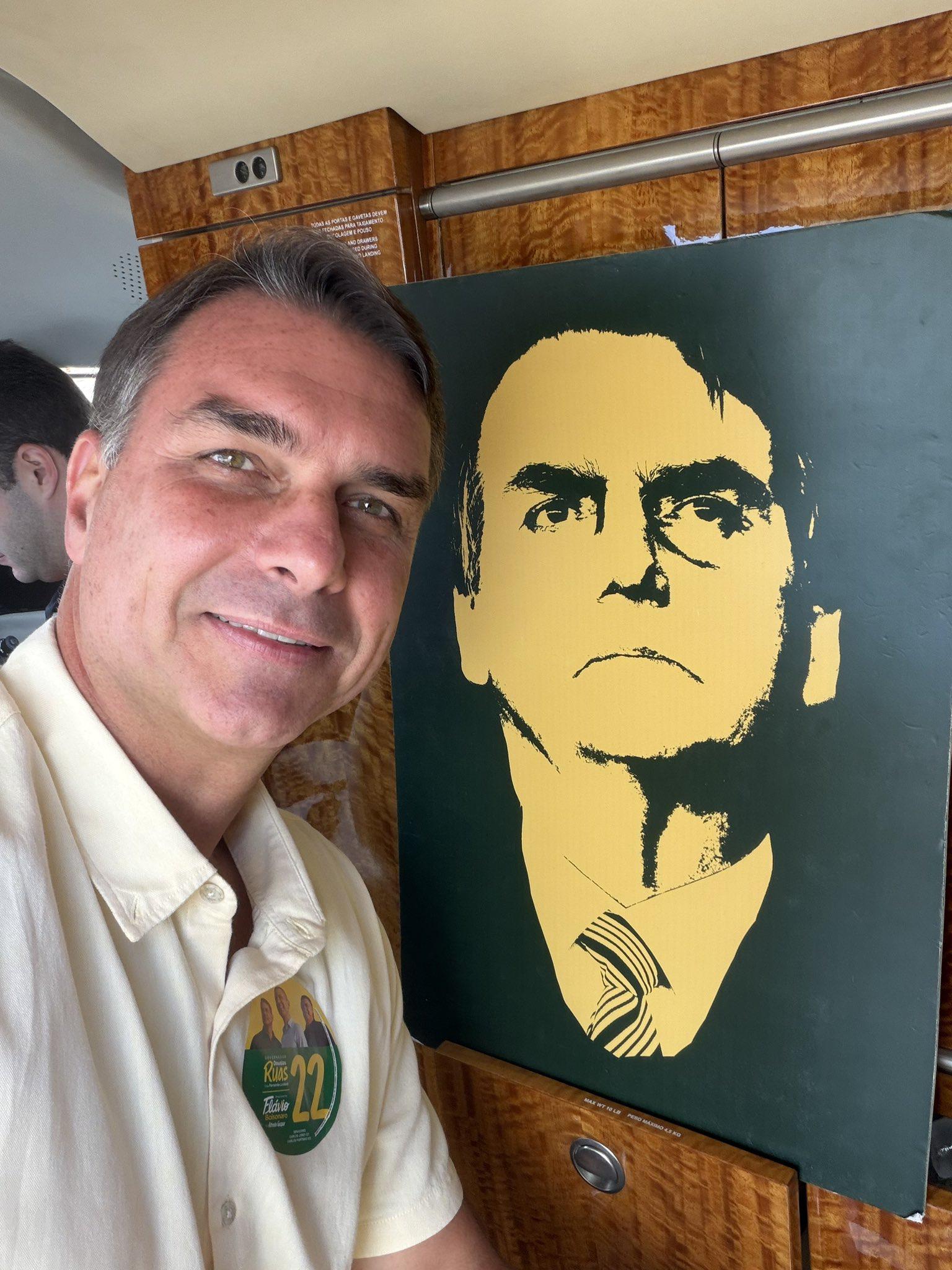 Flávio Bolsonaro dice ser el "verdadero presidente electo" de Brasil y denuncia persecución