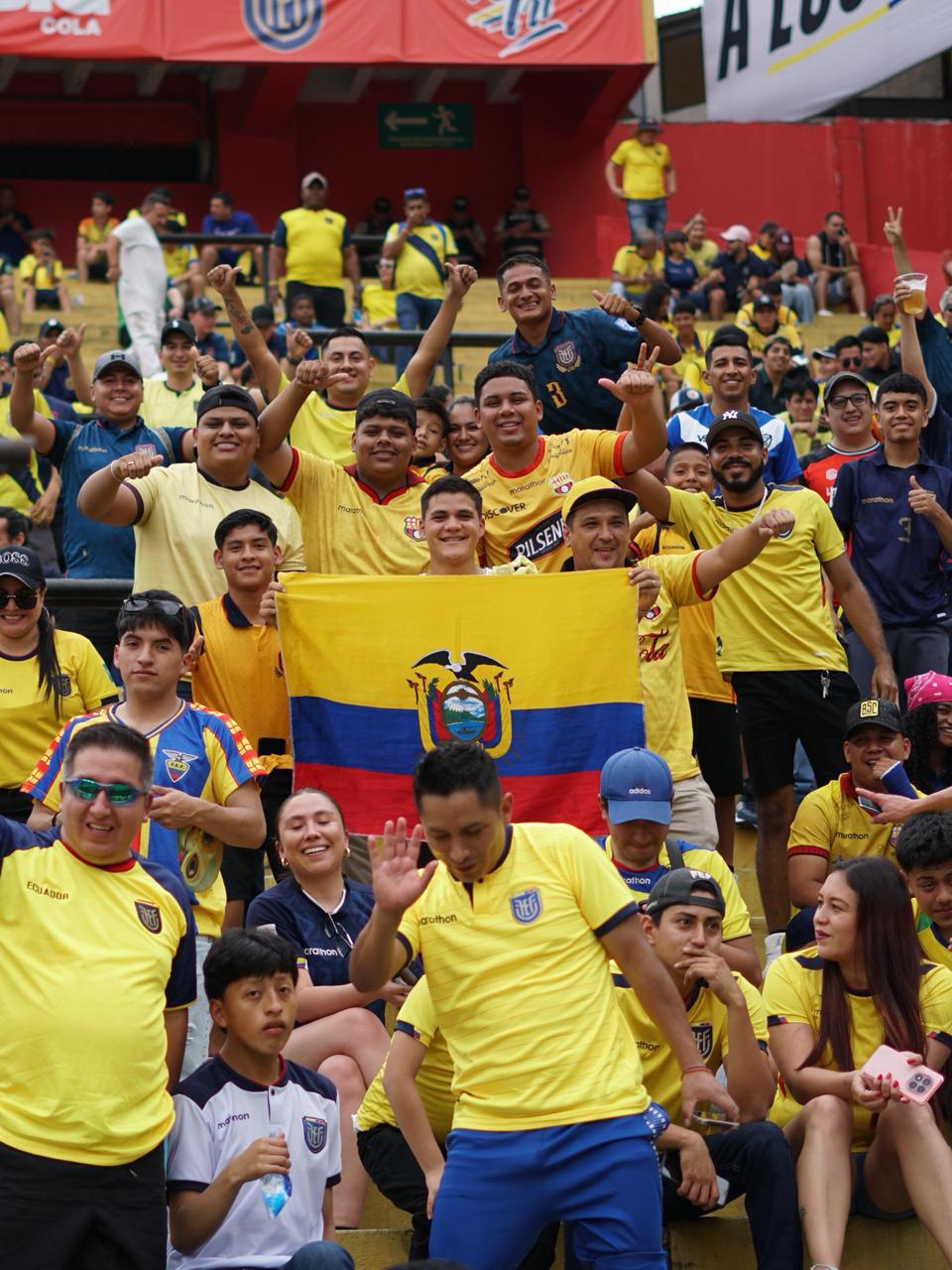 Aficionados empiezan a llegar al estadio