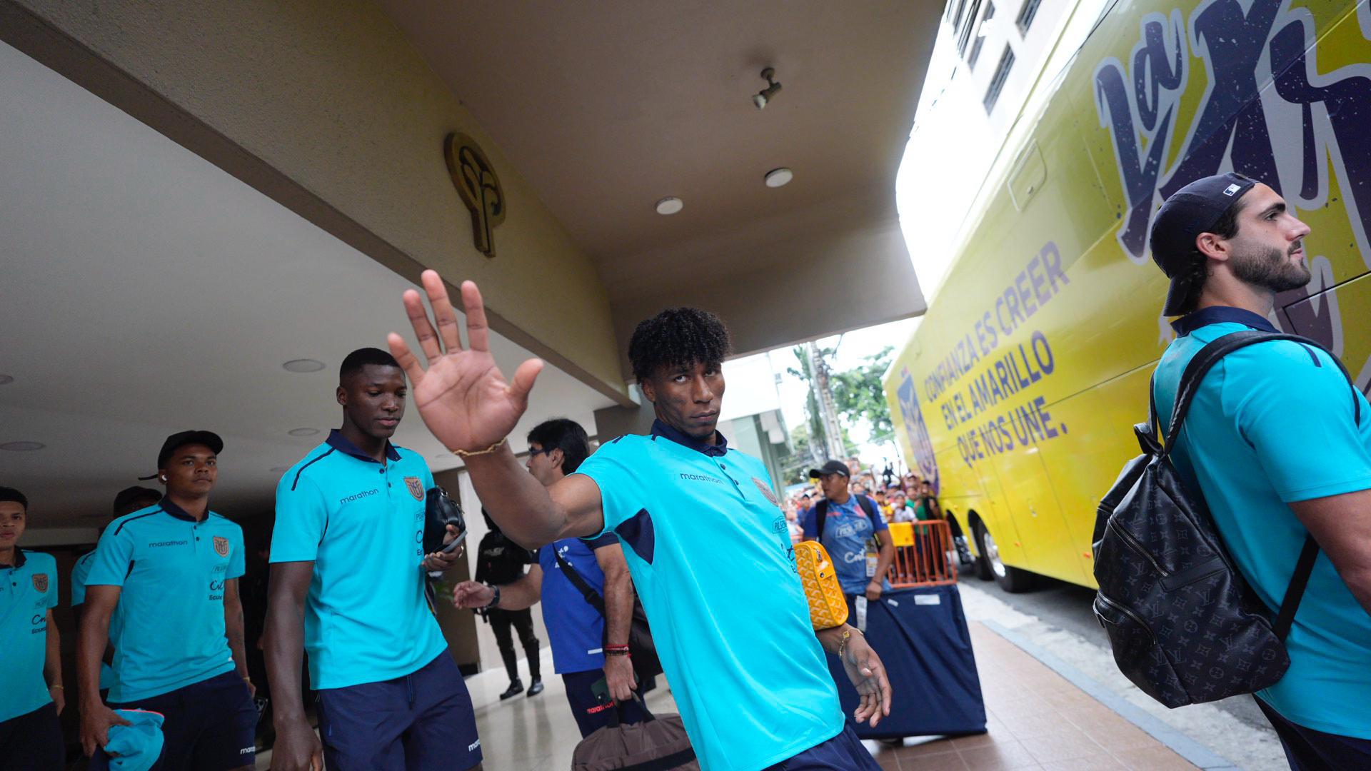 La Tri va hacia el estadio 
