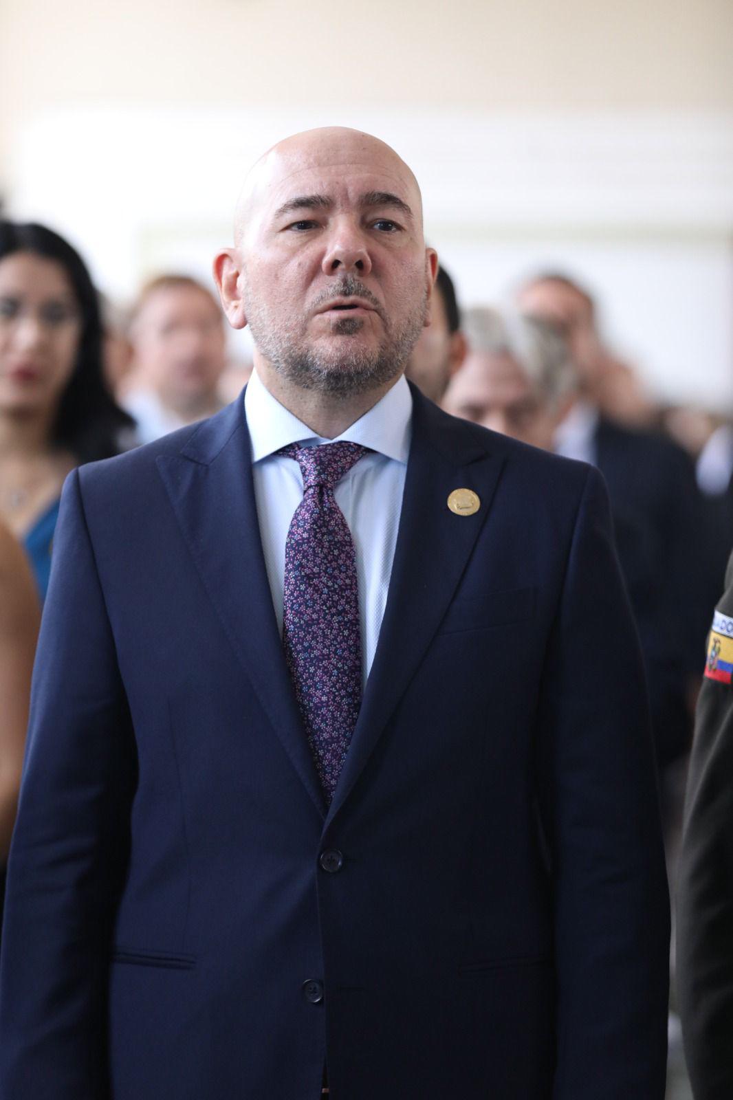 Ministro de Defensa reacciona