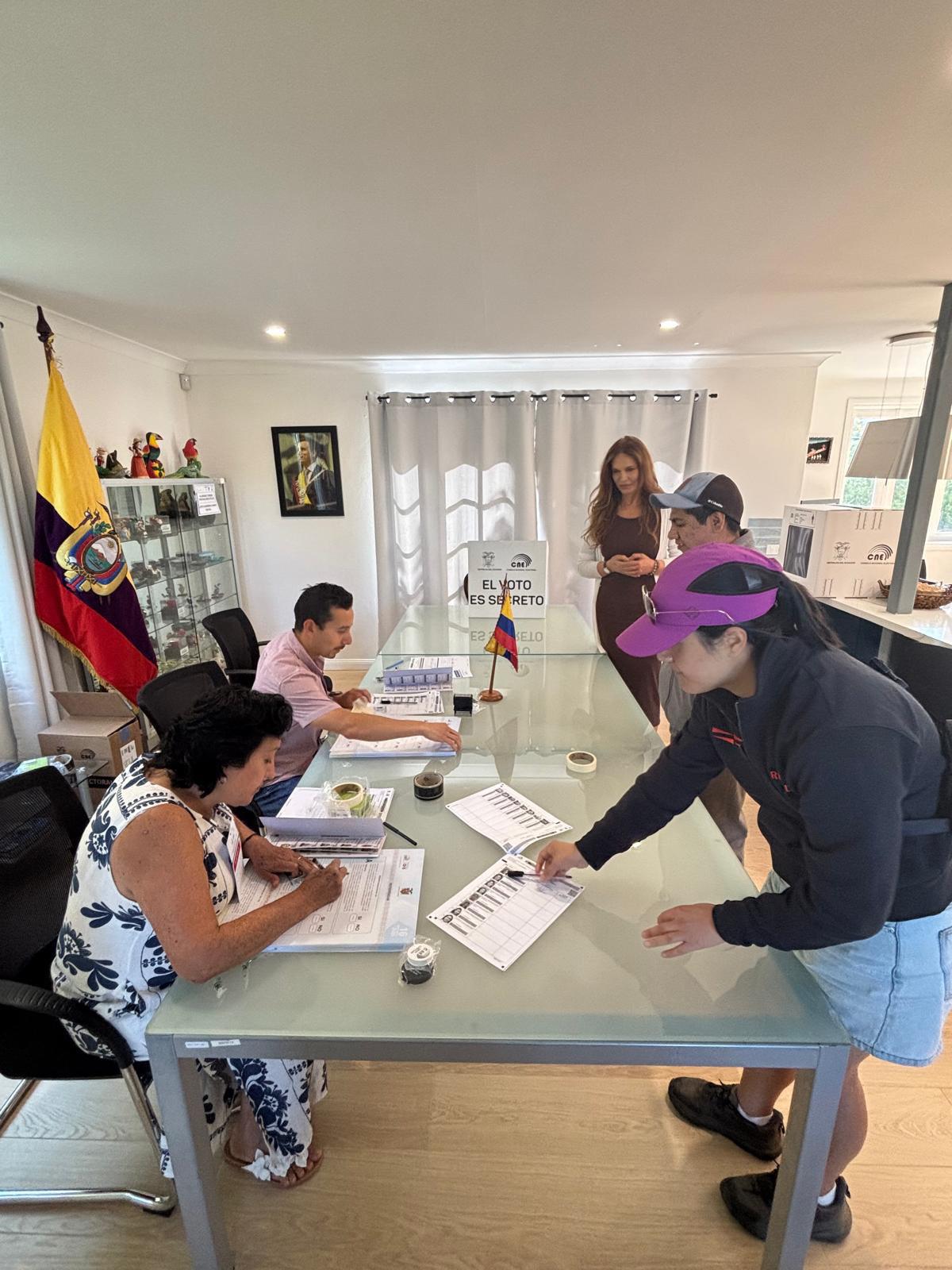 Ciudadanos ecuatorianos en el exterior acuden a votar 