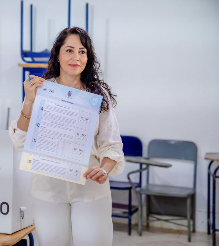 Acude a votar Luisa González, una de las principales figuras opositoras