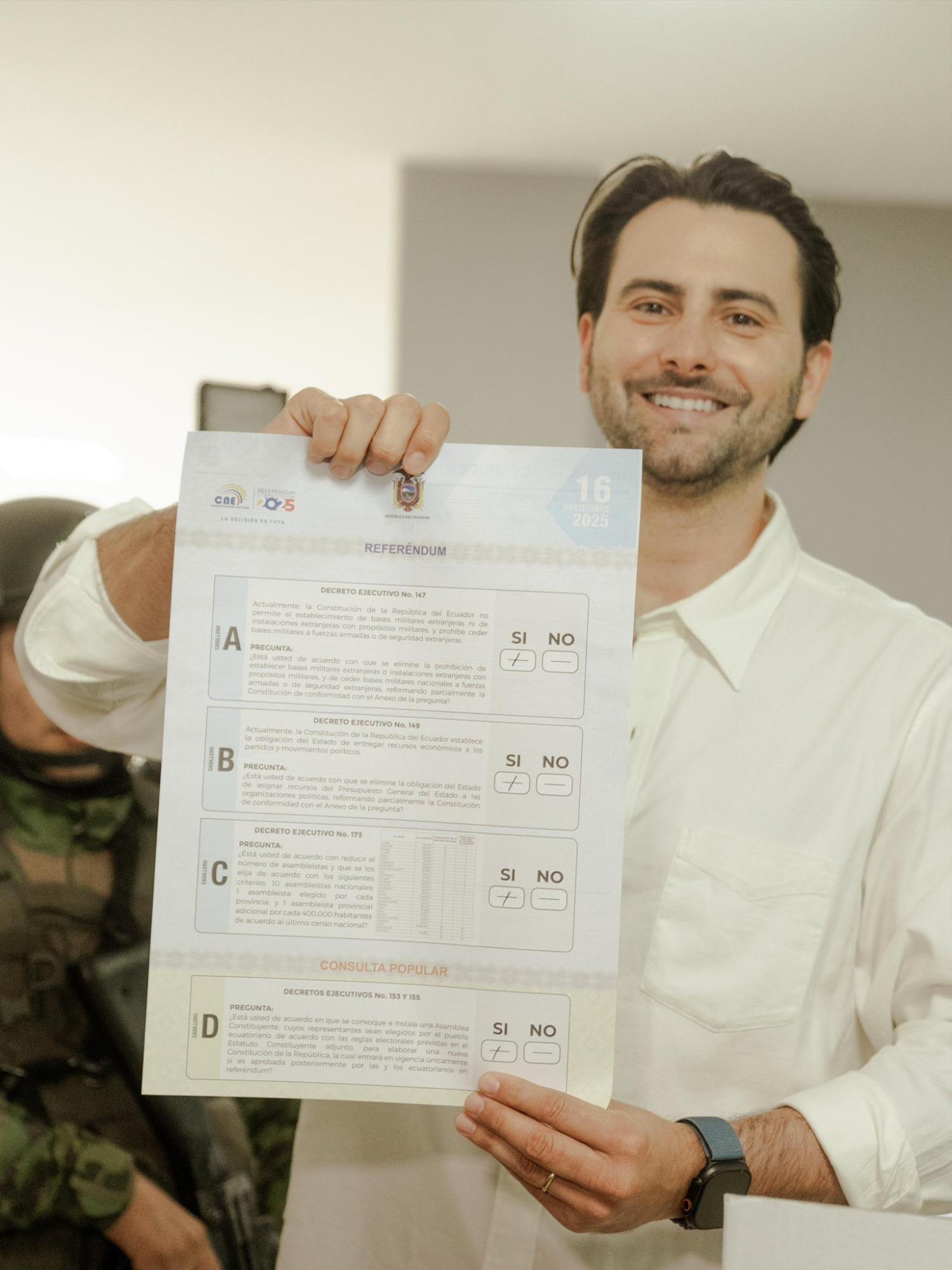 Niels Olsen ejerce su derecho al voto