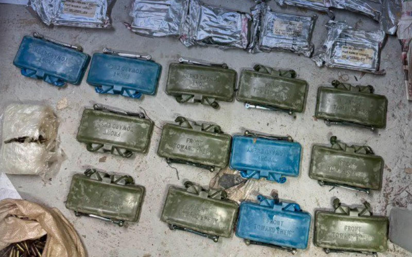 Policía descubre búnker subterráneo con minas Claymore, explosivos C4 y armas en una vivienda de Guayaquil