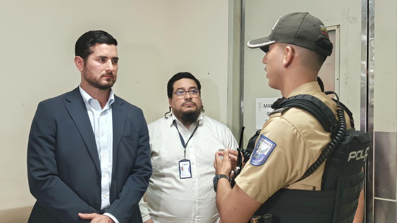 Presidente del IESS denuncia que "las mafias pretenden generar desabastecimiento" en hospital de Guayaquil
