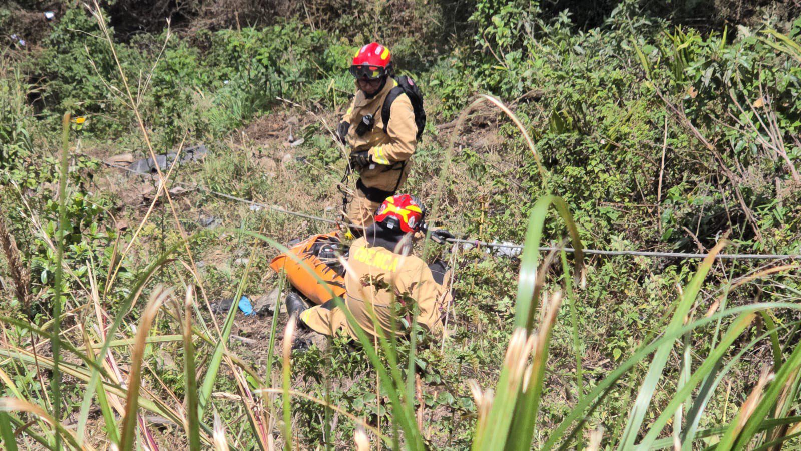 Dos personas mueren tras caer un automóvil a un abismo en la vía Cuenca-Molleturo