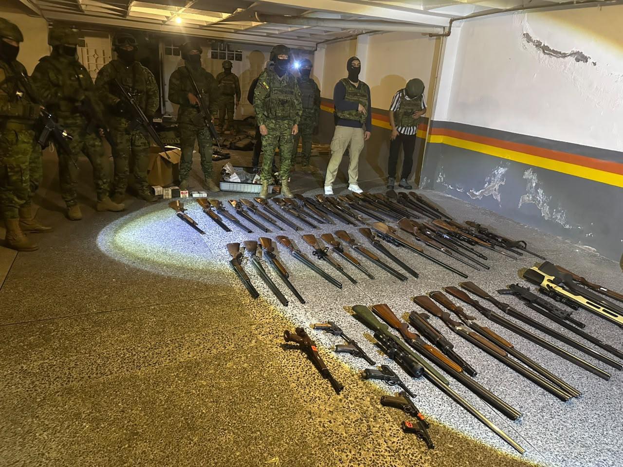 Ejército decomisa 54 armas y miles de municiones en una bodega clandestina en el norte de Quito