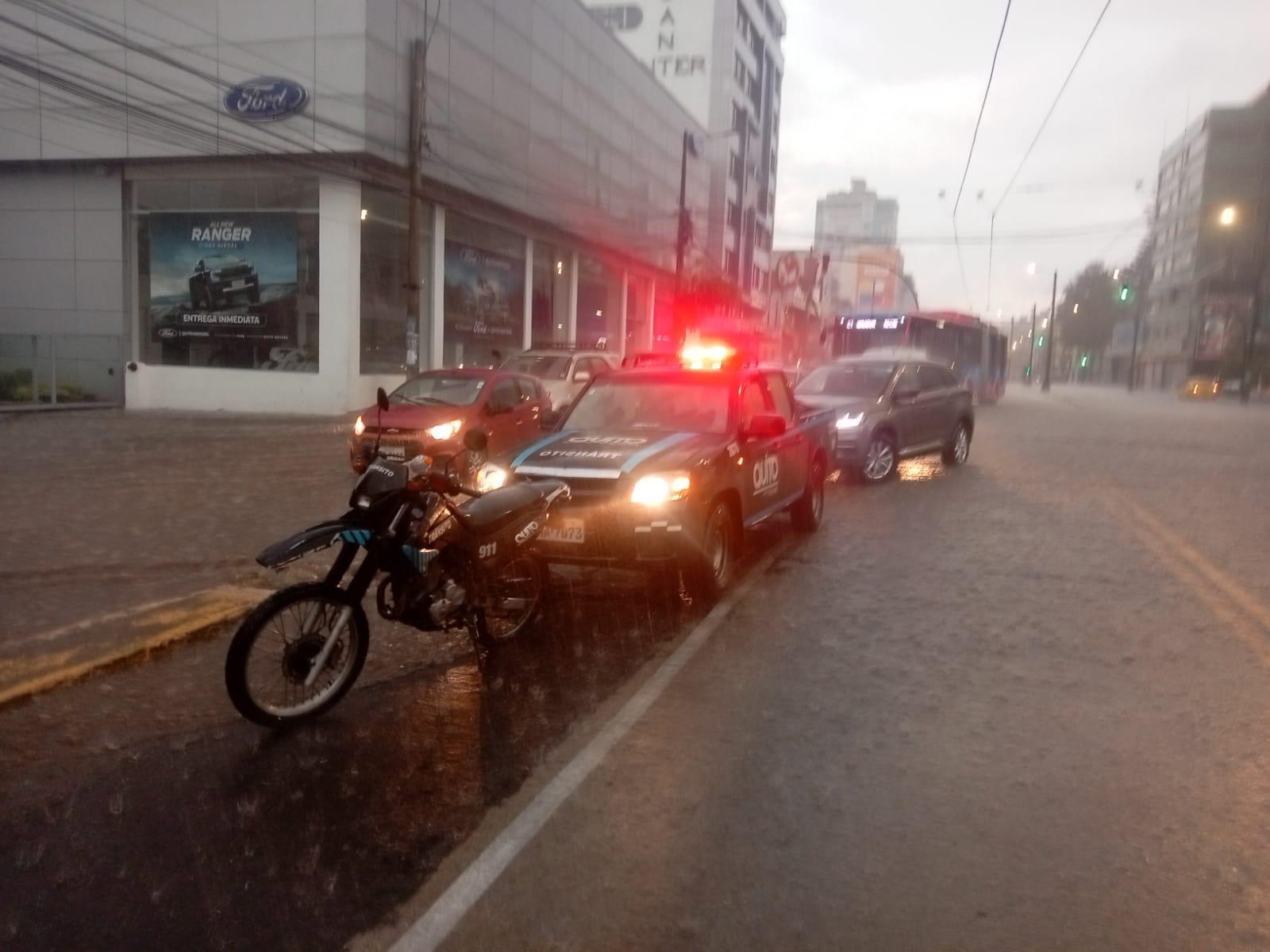 Fuerte lluvia con granizo en Quito provoca inundaciones y afectaciones en varias avenidas