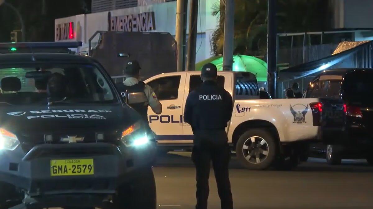 Ataque armado frente al área de emergencias de un hospital del IESS en Guayaquil deja dos heridos