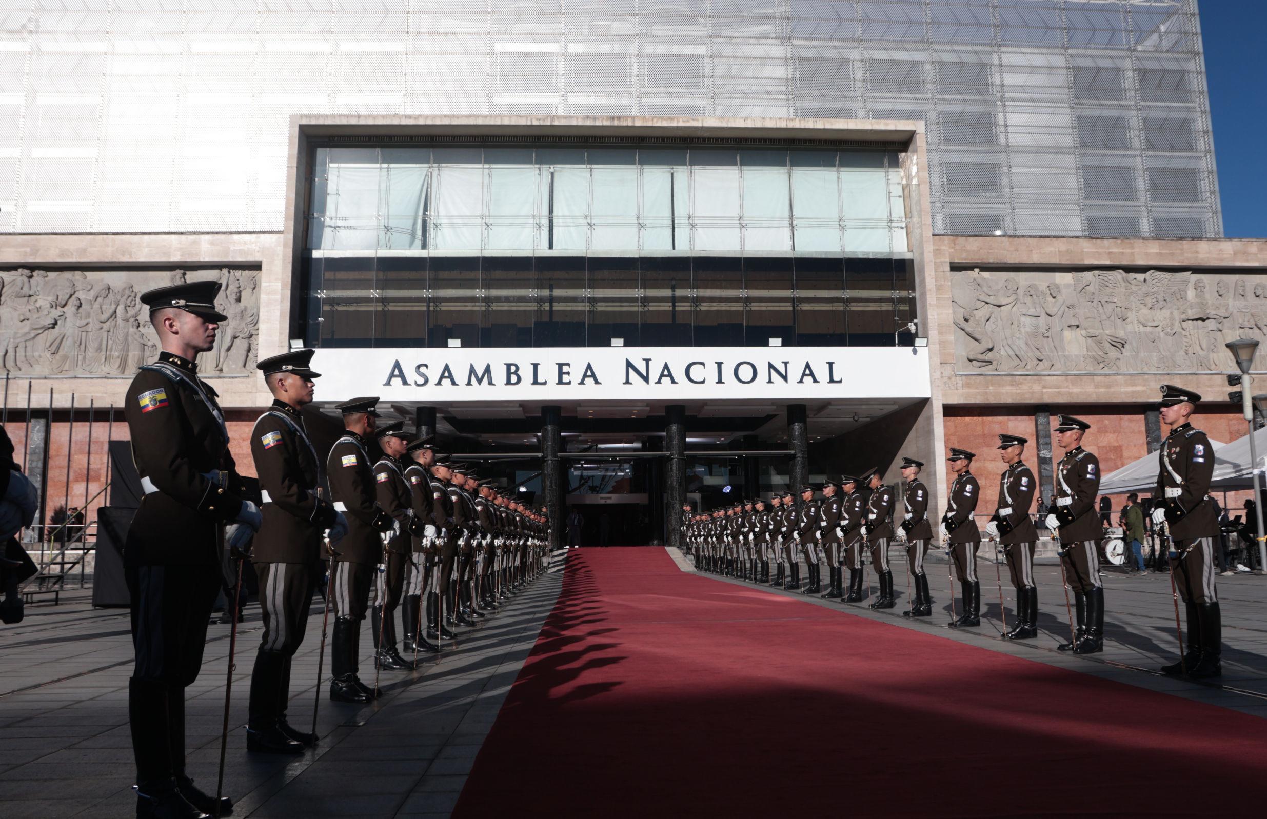 Preparan alfombra roja en la Asamblea para el ingreso de autoridades al Informe a la Nación