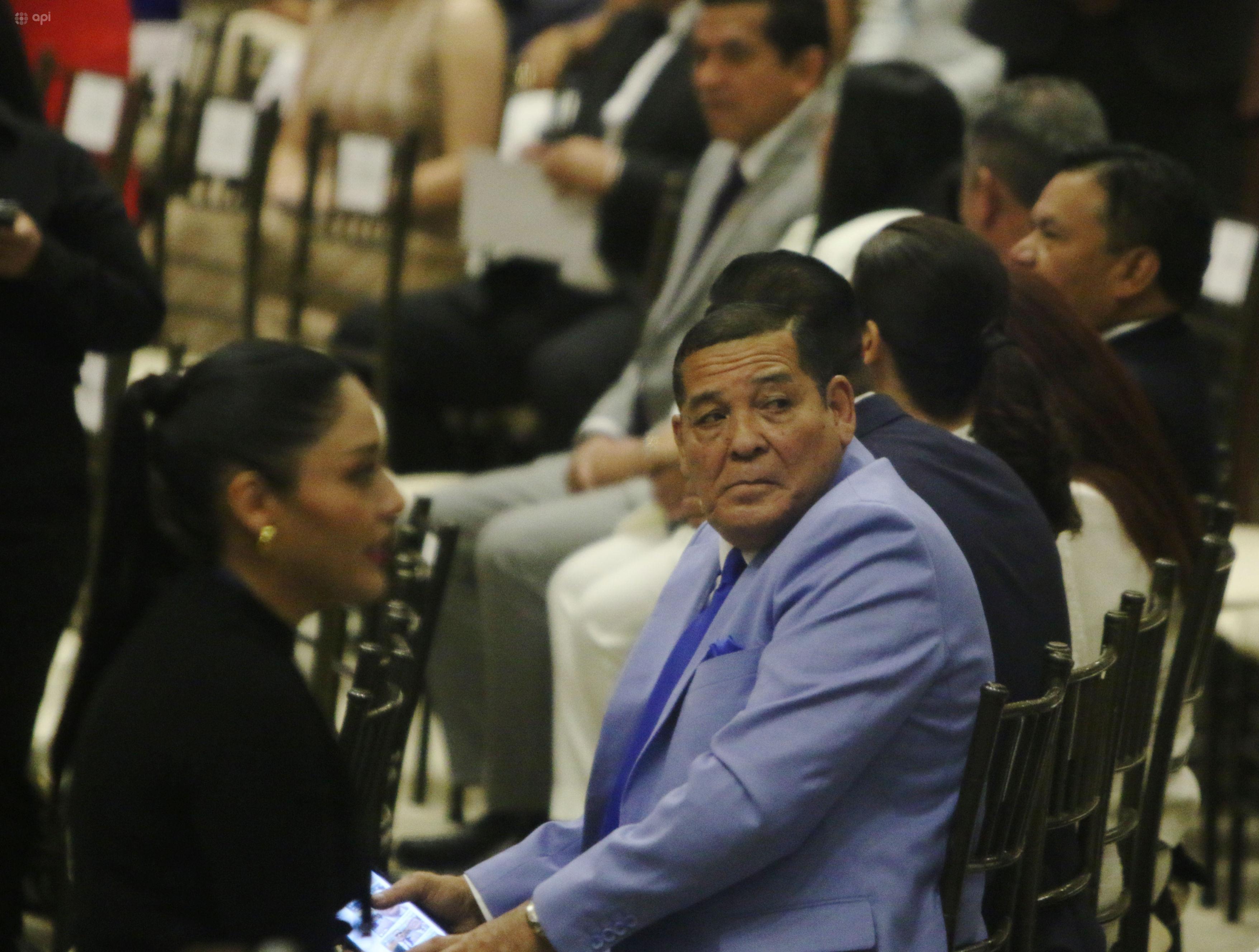 Empiezan a llegar invitados al Pleno
