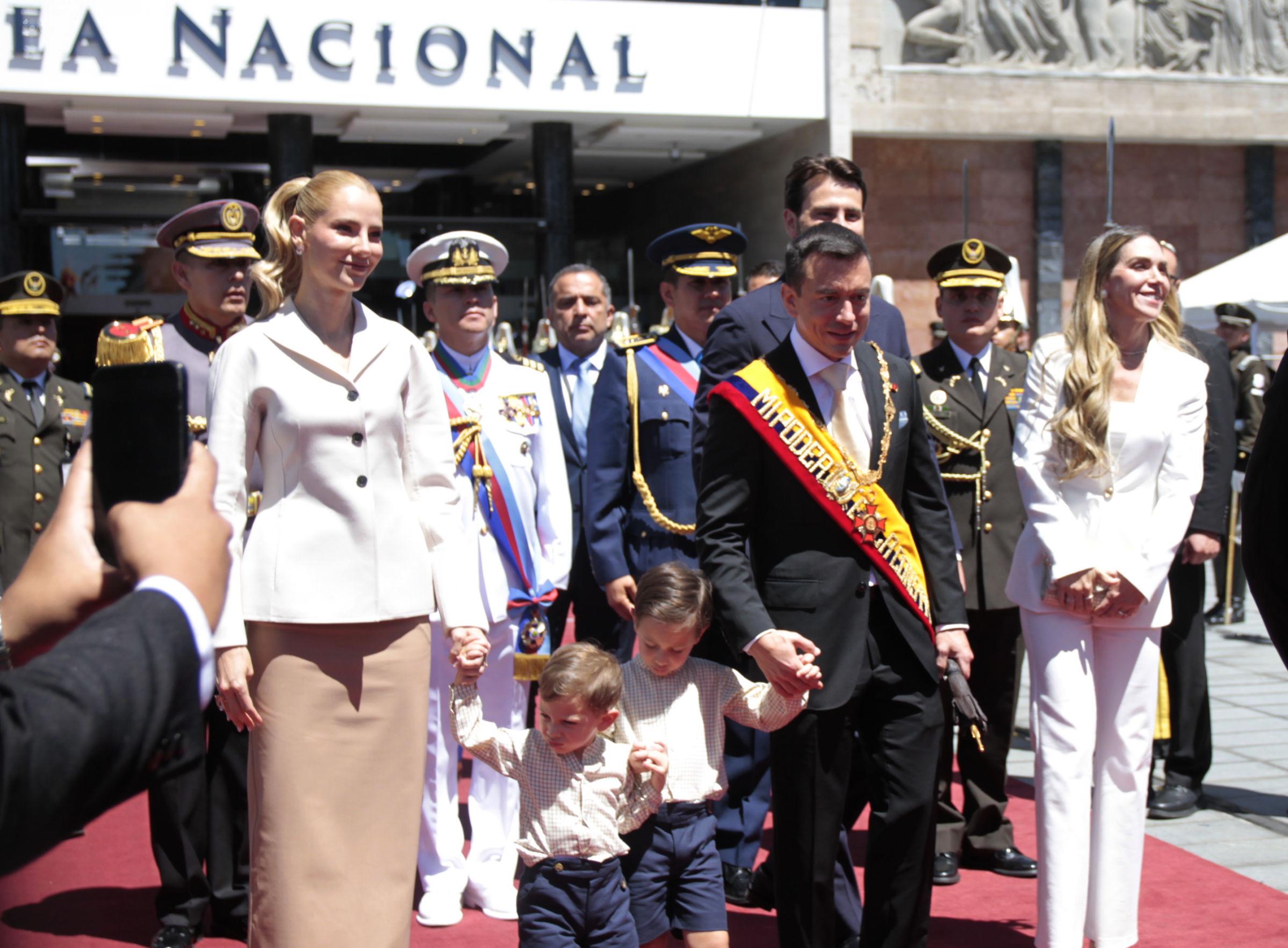 Daniel Noboa llega a la Asamblea junto a Lavinia Valbonesi y sus hijos